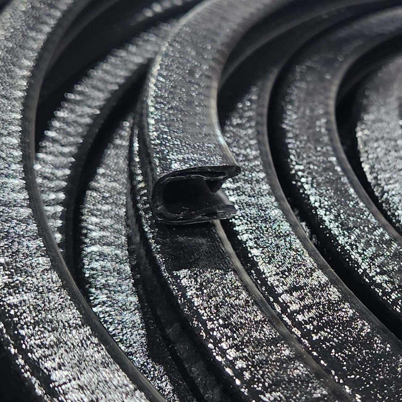 Pinchweld 66-083 34mm Sebel Large Black per metre