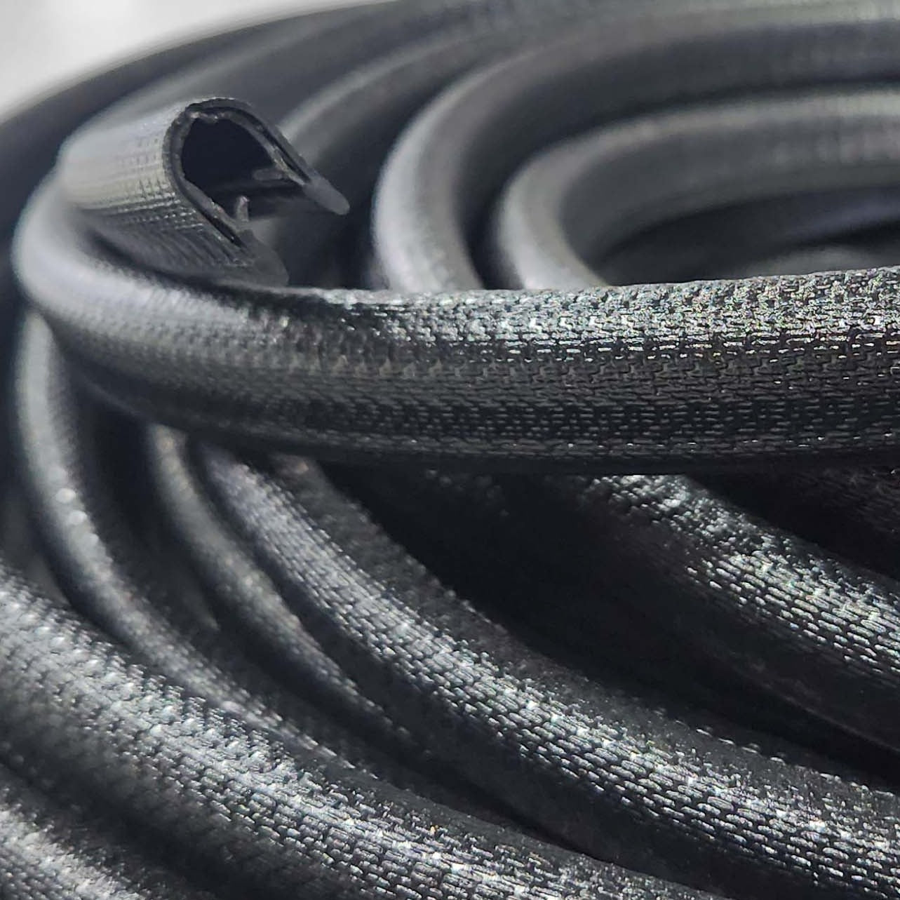 Pinchweld 66-8295 32mm Black per metre